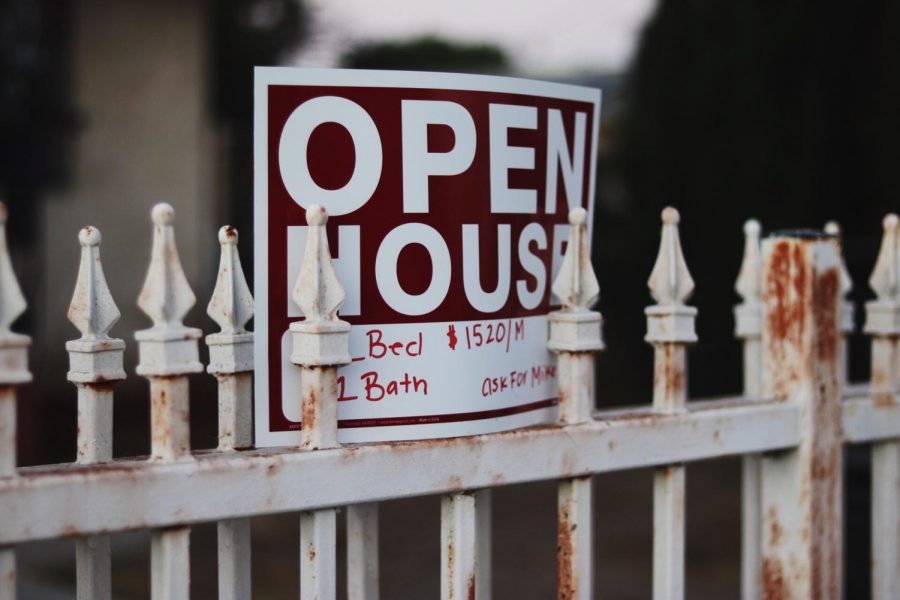 Open House sign that says 1-Bed room and 2-bath home for rent in South L.A.