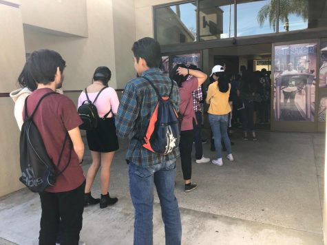 Job seekers wait in line to attend employment fair. (Denae Ayala/Community News)