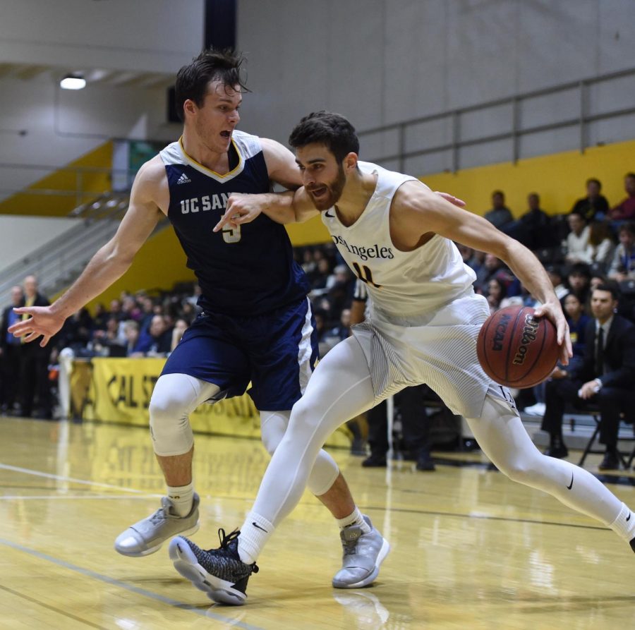 Mens Basketball wins against UCSD in a game of 76-61.