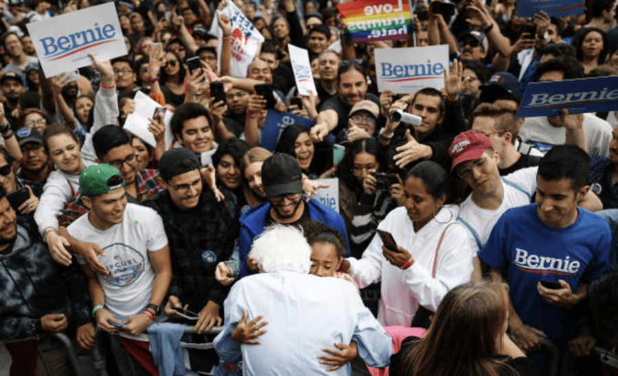 Bernie Sanders, candidato presidencial por el partido demócrata, en abrazo fra- ternal durante su última parada de campaña este 23 de marzo en Los Angeles, California. Foto por Mario Tama/Getty Images