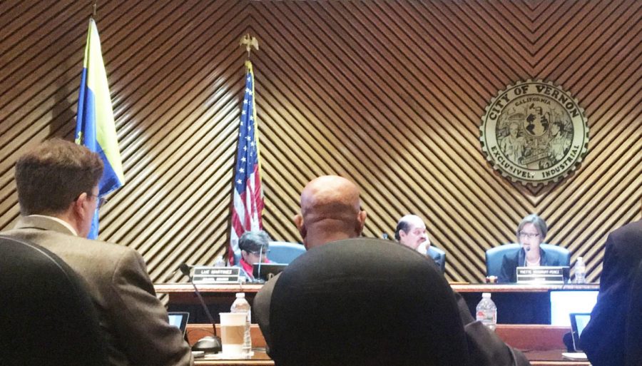 Mayor Yvette Woodruff-Perez (right) and Mayor Pro Tempore William Bill Davis (left) exchange words at the dais during a Vernon city council meeting. (Rosio Flores/UT)