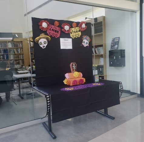 El altar se encuentra afuera de la libreria del departamento de justicia penal.