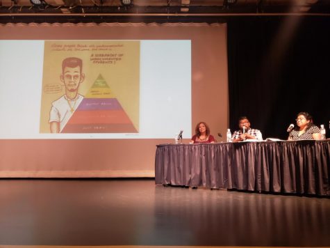 Alejandro Villalpando en el medio de las dos profesoras de Cal State LA explicando a la audiencia de cómo él se relaciona con el libro.