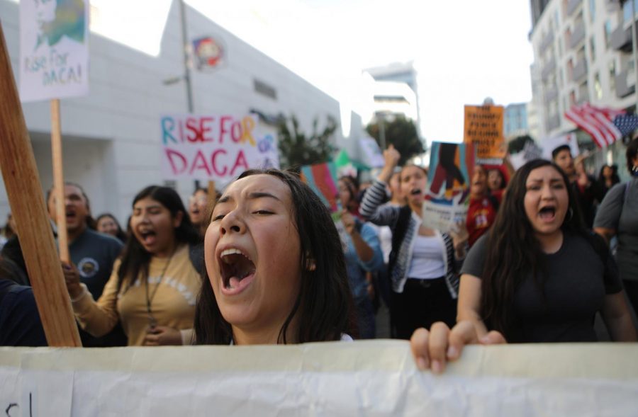 Estudiantes y simpatizantes de DACA en Los Ángeles en respuesta a las audiencias de la Corte Suprema.