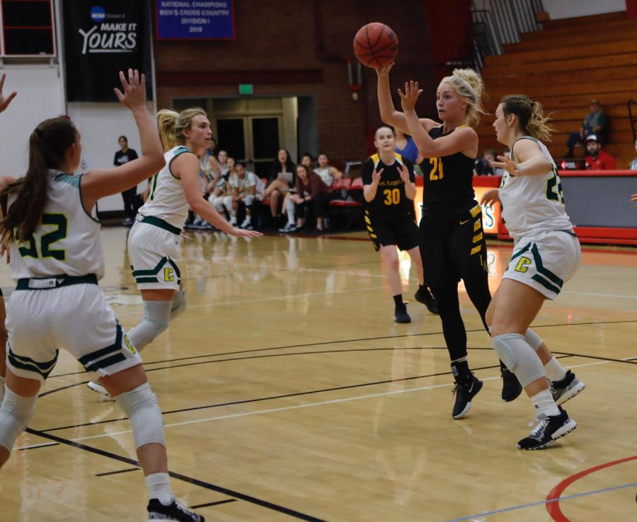 Sydney Bordonaro (21) keeps control of the ball.