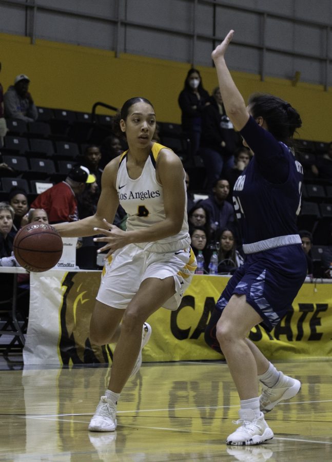 Mackenzie Barnes (4) at the Homecoming women’s basketball game against Cal State Monterey Bay.