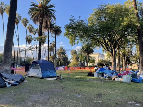Just last week, people experiencing homelessness in Echo Park lived in the park without much controversy. Photo taken on March 15, 2021. (Genesis Gonzalez/UT)