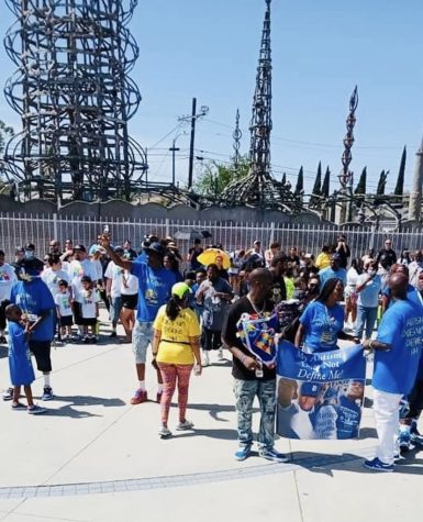 crowd gathered, many in blue t-shirts given to participants