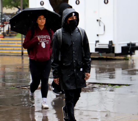 Rainfall caused students to come to the Cal State LA campus, prepared with rain jackets and umbrellas. Photo by Victoria Ivie.