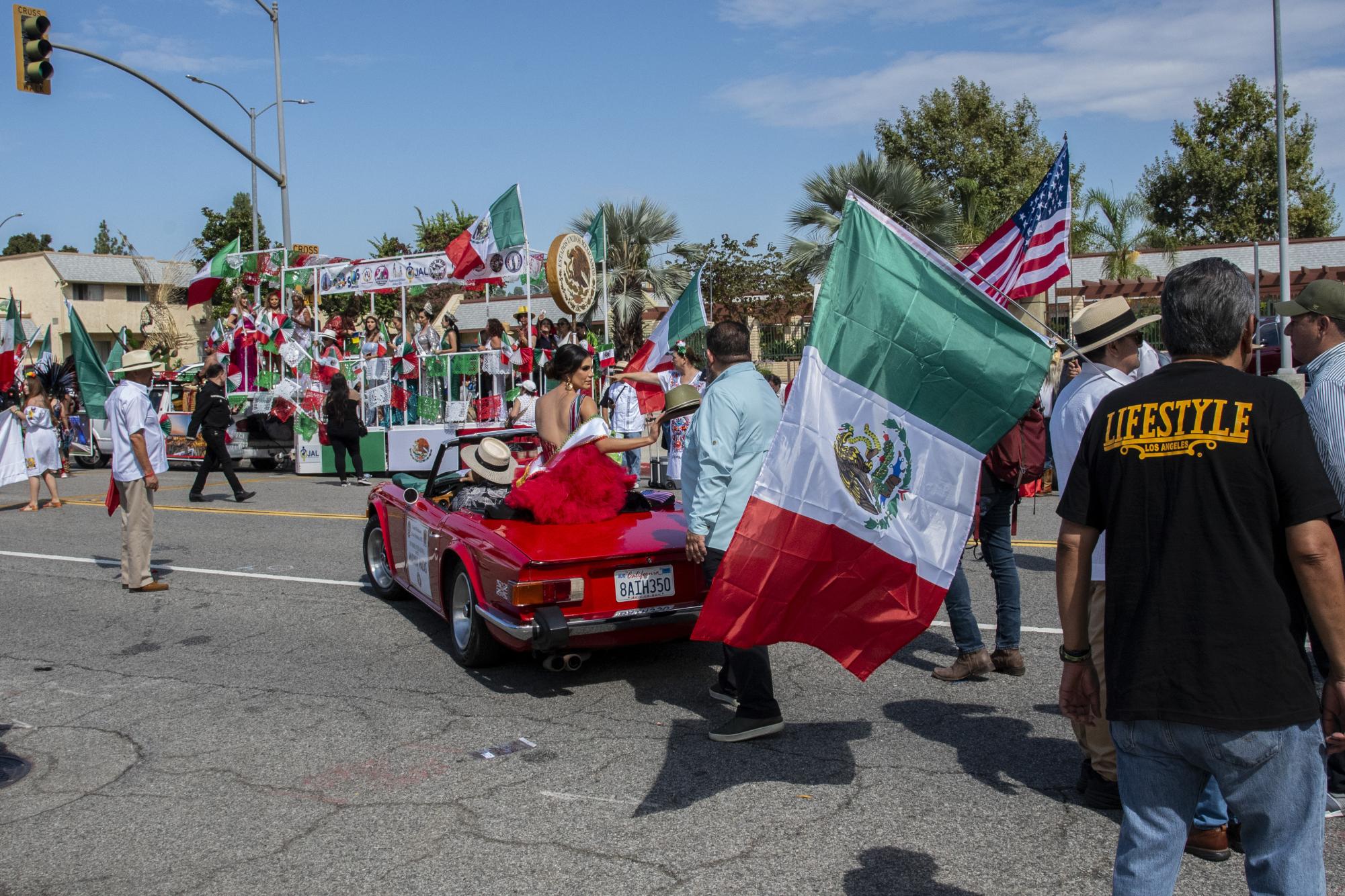 东洛杉矶庆祝墨西哥独立日 -《大学时报》