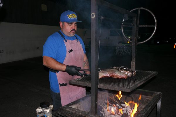 Mandio-Moya cooks barbecue on Avenue 26 on Imperial. Photo by Leslie Magaña Arias.