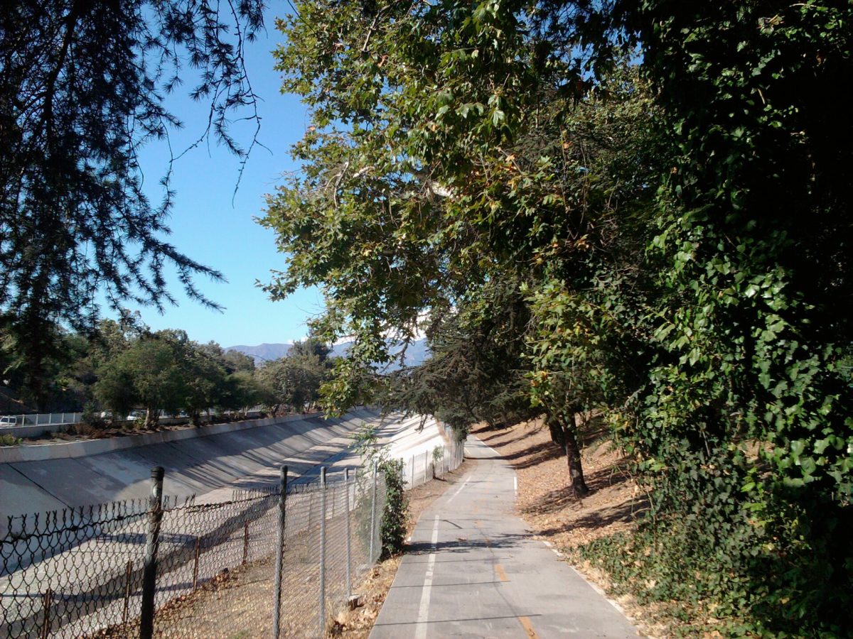 The bike path at Arroyo Seco is one of its popular features. Photo by Cromagnom, license CC BY-SA 3.0, https://creativecommons.org/licenses/by-sa/3.0/.
