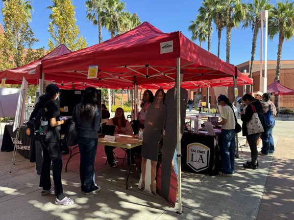 Students lining up at Political Science Association. Photo by Queena Duong.