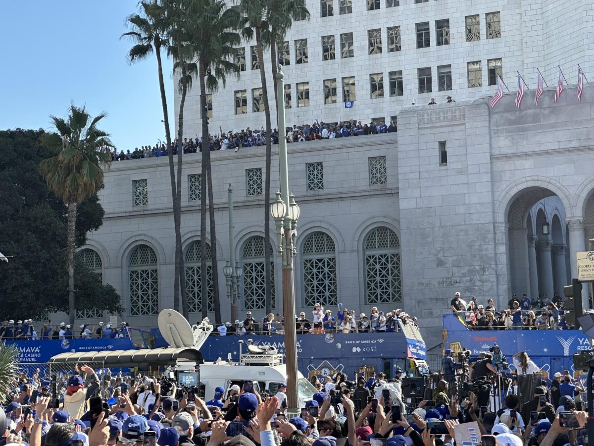 _The Dodgers buses arriving at City Hall acknowledging fans at Grand Park 11_01_2024