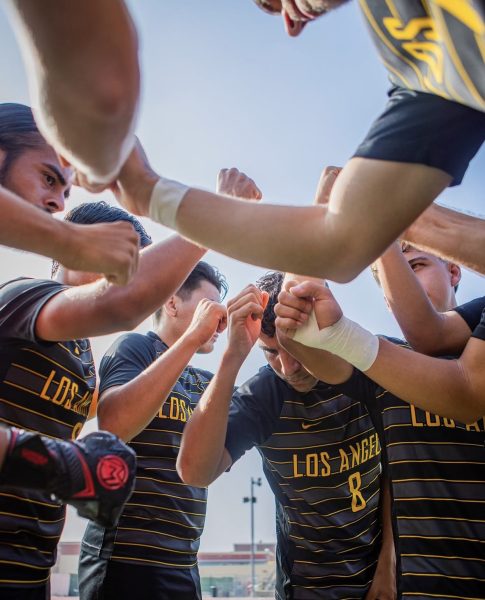 Los Golden Eagles se reunen para unas ultimas palabras antes de saltar al campo. Foto cortesía de Isai Carrillo.
